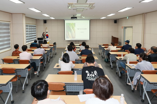 예천군은 8일 오후 2시 예천농기계 임대사업소에서 농업정책보험금융원 주관으로 2024년 농작물재해보험 신규작형 ‘가을무’ 상품 설명회를 개최했다. (사진=예천군)
