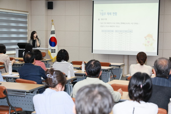 군은 농작물재해보험 자부담 비율을 15%에서 5%로 경감해(군비 부담 10% 추가 지원) 지역 농업인들이 농작물재해보험 가입에 따른 비용을 경감하고 농가 소득을 안정시키기 위해 지속적인 노력을 기울이고 있다. (사진=예천군)