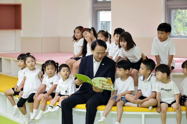 인천 동구는 8일 인천 최초 어린이영어도서관인 ‘꿈드림어린이영어도서관’ 개관식을 열었다고 밝혔다. (사진=인천 동구)