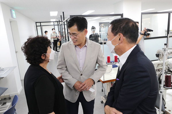 양천구 가방소공인지원센터에서 주민과 이야기를 나누는 이기재 구청장 모습 (사진=양천구)