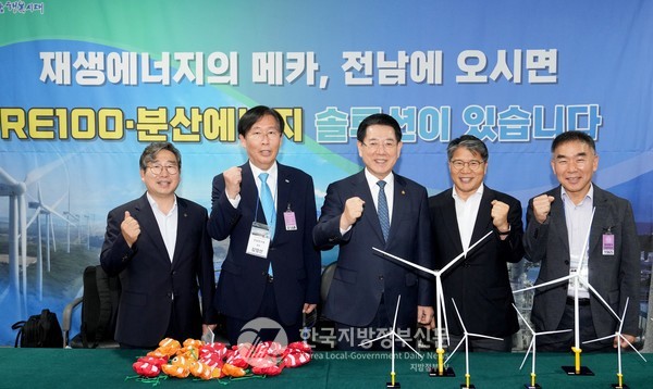 전라남도가 재생에너지 분야 국내 최고의 교수, 연구자, 기업인들에게 ‘재생에너지 메카, 전남에 RE100과 분산에너지 솔루션(해법)이 있다’를 주제로 성공사례와 해결책을 제시해 호평을 받았다. 김영록 전라남도지사(가운데)와 강상구 에너지산업국장(왼쪽 첫번째)이 지난 9일 국회에서 운영한 전남도 재생에너지 홍보관에서 지역 우수 사례를 소개했다(사진=전남도청)