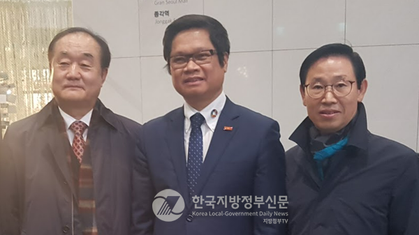 생전 방한 시 안경환 총장(왼쪽), 부띠엔록 회장(가운데), 정양기 본지 발행인(오른쪽)이 함께 기념촬영 모습(사진=정양기 기자)