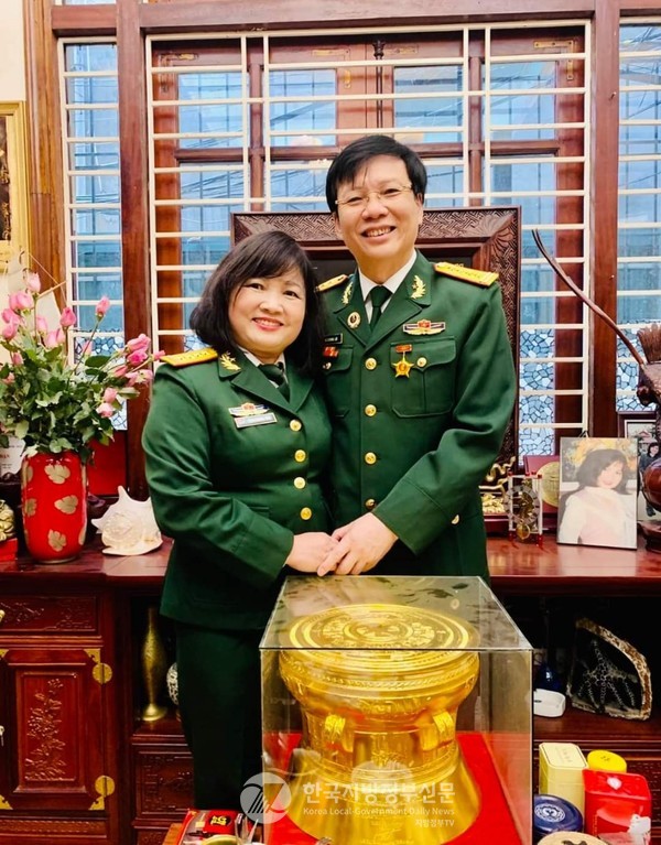 호꽝러이 대기자는 지난 45년간 베트남 언론 역사의 산증인으로, 베트남 인민군 대좌 출신으로서 인민군대신문 부편집장, 하노이머이신문 편집장, 하노이기자협회 회장, 하노이 시당 상임위원, ASEAN기자협회 사무총장을 역임했으며 1997년부터 출판한 저서와 평론으로 베트남 전국 언론인상 등 9개의 상을 수상한 바 있는 엘리트 언론인이다.(사진=안경환).