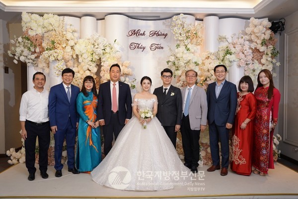 7월 26일 국장으로 취소하고 8월 2일 막내딸 결혼식을 올렸다. 호꽝러이 대기자(왼쪽 두번째)와 막내딸 부부, 필자(오른쪽 네번째)(사진=안경환)