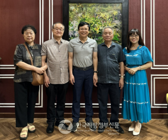 좌로부터  필자 안경환 총장 부부, 호꽝러이 대기자, 팜꾸옥또안 전 베트남 기자협회 부회장, 응우옌티민항 MHGRUOP 회장(사진=안경환)