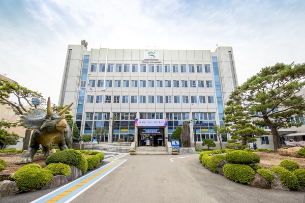 고성군은 9월 중에 서비스를 시범 운영하며, 내년 1월부터는 체납 안내 외에도 지방세 환급금 안내와 자동차번호판 영치 안내까지 서비스 범위를확대할 계획이다. 고성군청 전경 (사진=고성군)