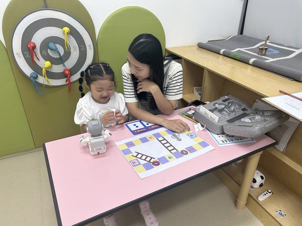 경기도는 인공지능(AI), 증강현실(AR) 등 디지털 융합 놀이돌봄 콘텐츠를 갖춘 ‘맘대로 에이플(A+·AI play) 놀이터’를 2026년까지 3천 개 조성한다. (사진=경기도)