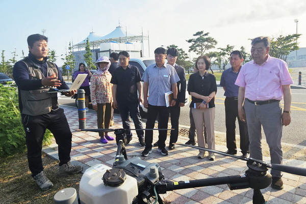 태안읍 반곡리에서 농업용 드론 통합 시스템을 통한 항공방제를 시연하는 모습 (사진=태안군)
