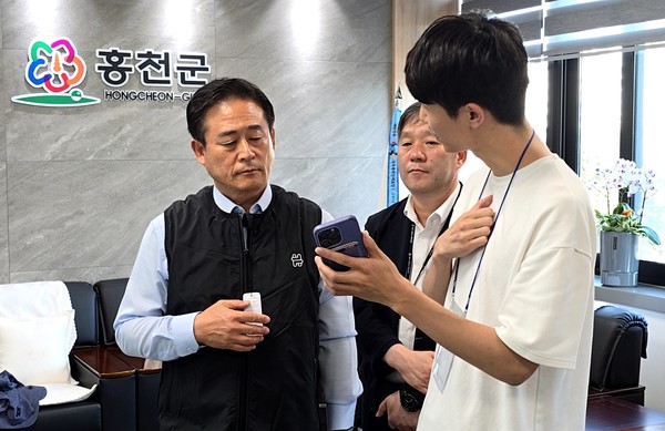 신영재 홍천군수(맨 왼쪽)는 직접 돌봄 조끼를 착용하고 어르신들이 착용 시 불편 사항은 없는지 점검하며, 이용에 어려움이 없도록 철저한 준비를 당부했다. (사진=홍천군청)