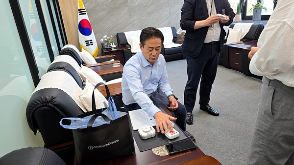 돌봄조끼 사업은 혁신적인 新 기술, 新 제품을 활용하여 집 안팎에서도 돌봄서비스가 가능하게 함으로써 돌봄 사각지대를 해소하는데 목적을 두고 있다. (사진=홍천군)