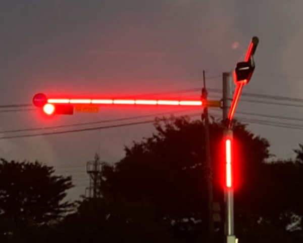 새로 도입하는 신호등 보조장치는 기존 교통신호등과 동일한 신호를 표출하는 LED를 신호등주에 홈을 형성해 매립해 강우, 안개, 김서림 등 날씨의 영향에 의한 시야 방해와 전봇대, 가로수, 주차차량 등 주변 외부 요소의 방해를 개선하는 효과가 있다고 알려졌다. (사진=삼척시)