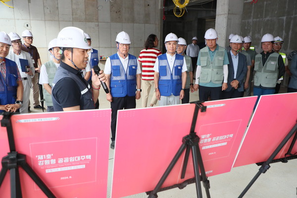 김진태 강원특별자치도지사는 8월 26일 오후 1시, 영월 덕포지구의 ‘제1호 강원형 공공임대주택’ 신축현장을 방문하여 강원형 공공주택 확대공급계획을 밝히고 현장을 점검했다. (사진=강원도)