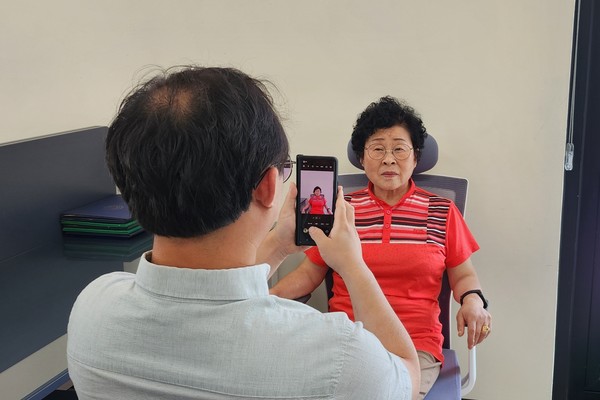 임계면행정복지센터는 지난해 강원특별자치도 출범에 따라 기존에 사용하던 주민등록증을 반납하면 재발급 시 수수료가 무료인 점을 활용해, 강원특별자치도 18개 시군 최초로 지난해 8월부터 실버사진관을 운영하고 있다. (사진=정선 임계면)