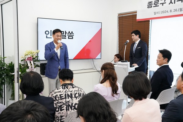 이날 정문헌 구청장은 “시각장애인들이 센터에서 다양한 훈련에 참여해 경쟁력을 갖추고 취업에 성공할 수 있기를 바란다”라며, “앞으로도 장애주민의 복지 향상을 위해 노력하겠다”라고 밝혔다. (사진=종로구)