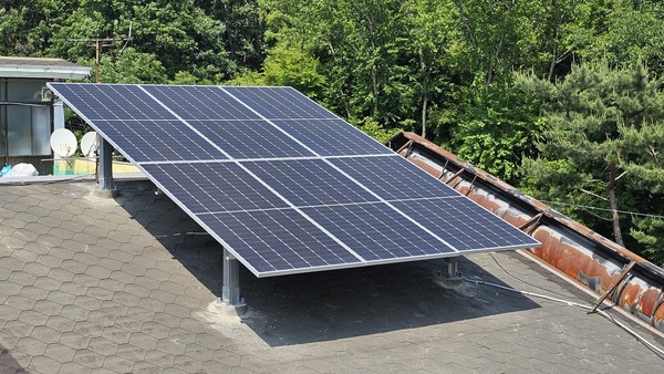 경기도가 지원한 주택태양광 설치 가구의 7월 전기요금이 지난해 7월 대비 88% 줄었다는 조사결과가 나왔다. 올여름 폭염 상황을 감안하면 주택태양광 설치가 전기요금 절감에 효과가 크다는 분석이다. (사진=경기도)