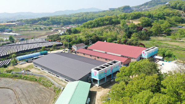 지난 4월 19일 1호농가 준공식 이후 4개월만이며 올해 안으로 준공될 스마트 무창축사는 총 6개소로 3개소(돼지농장)는 준공 완료되었고, 나머지 3개소(돼지 2, 육계 1)는 현재 사업 추진중에 있다. 또한, 스마트 무창축사 1, 2, 3호 농장 모두 2세 청년후계농인 점이 특징이다. (사진=안성시)