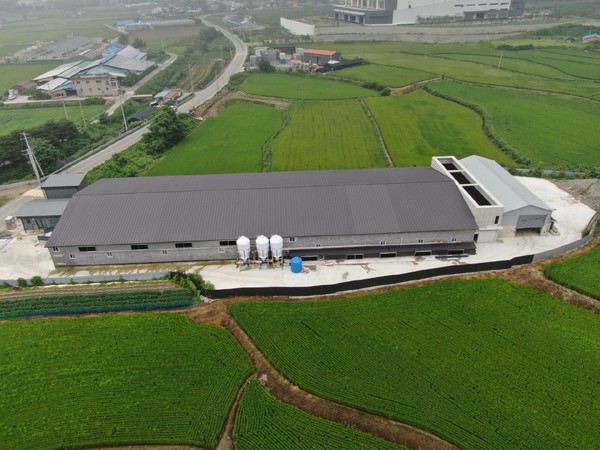 안성시가 전국 지방정부 최초로 서울대학교 산학협력단과 합동으로 개발한「안성시 안성맞춤형 냄새저감 스마트 무창축사 표준모델」을 적용해 건립된 돼지농장이 연달아 2호, 3호 농장이 준공되어 '안성맞춤형 냄새저감 스마트 무창축사 표준모델' 사업이 순조롭게 추진되고 있다. (사진=안성시)