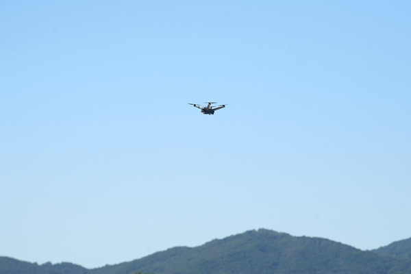 협약서 체결 이후 참석자들은 시청 옥상으로 자리를 옮겨 무인드론의 이착륙 작동과정과 산불발생 상황을 가상한 현장탐색활동을 직접 재현하는 시연회를 가졌다. (사진=양주시)