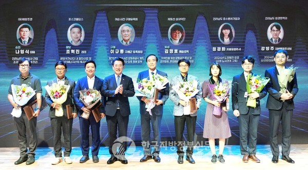 김영록 전남도지사(왼쪽 네번째)는 2일 전남도 동부청사 개청 1주년 기념식에서 “전남 동부권을 환태평양권 물류·관광·신산업 거점으로 육성하겠다”고 밝혔다(사진=조용원 기자/전남도청)