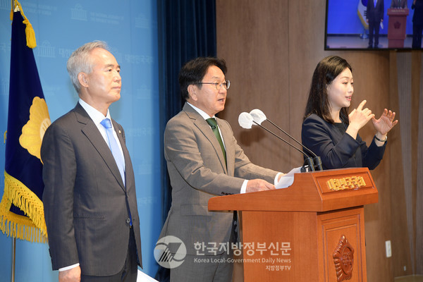 강기정 시장(가운데)은 “광주는 지방자치 30년 맞아 새로운 지방자치시대 준비할 것"이라며 "정책협약, 팀광주 의원 위촉 등을 통해 대한민국 표준정책을 만들어 국회와 함께 커 가겠다”고 말했다. 이어 양부남 더불어민주당 광주시당위원장(왼쪽) “광주는 대한민국의 변화 이끄는 선두 주자가 될 것"이라며 "광주가 대한민국 변화의 중심에 우뚝 설 수 있도록 최선을 다하겠다”고 말했다(사진=조용원 기자/광주시청)