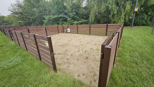 노을공원 3,000㎡에 조성된 ‘반려견 동반 캠핑장’은 여가와 놀이시설이 접목된 공간으로 숙박이 가능한 캠핑 사이트 16면과 함께 반려견 놀이터, 반려견에게 무해한 식물들이 심어진 매력가든 ‘댕댕아 놀자’ 정원으로 구성된다. (사진=서울시)