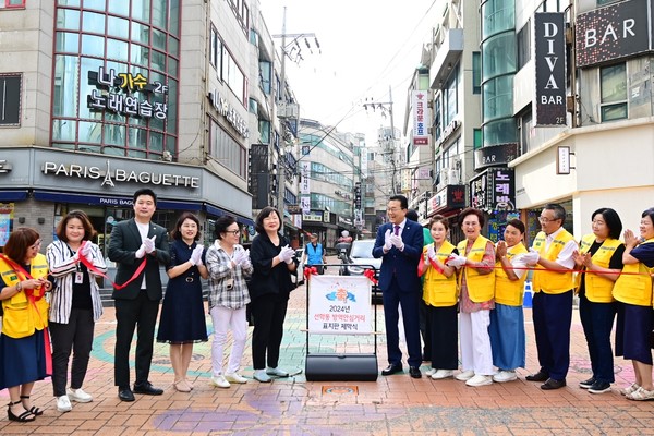 인천 연수구가 인천시 최초로 선학동 음식문화거리를 감염병으로부터 안심하고 찾을 수 있는 ‘방역안심거리’로 지정하고, 2일 표지판 제막식을 열었다. (사진=연수구)