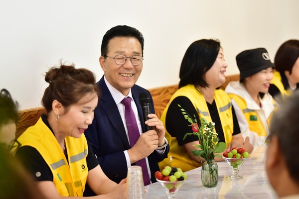 이재호 연수구청장은 “이번 방역안심거리 지정이 지역 상권에 활기를 불어넣는 계기가 되기를 바라며 앞으로도 감염병 예방과 쾌적한 도시환경 조성에 최선을 다하겠다”라고 말했다. (사진=연수구)