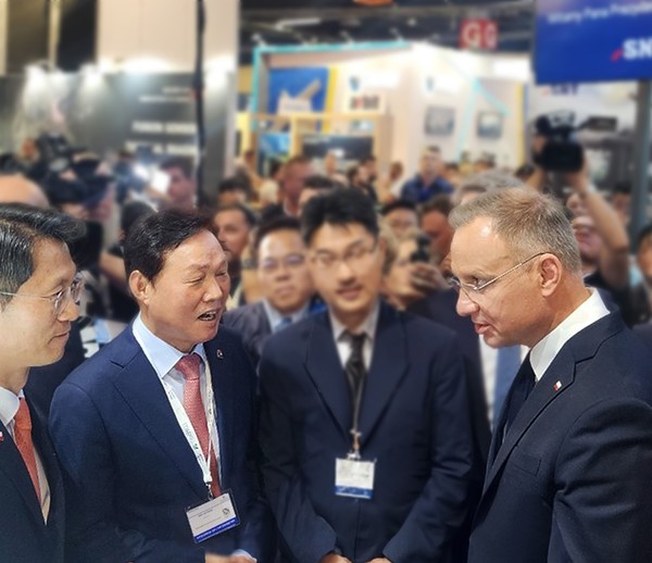  박완수 지사는 3일 폴란드 키엘체에서 개최된 국제방위산업전시회(MSPO 2024)에서 안제이 세바시츤 두다 폴란드 대통령과 만나 K-방산 세일즈 활동을 펼쳤다. (사진=경남도)