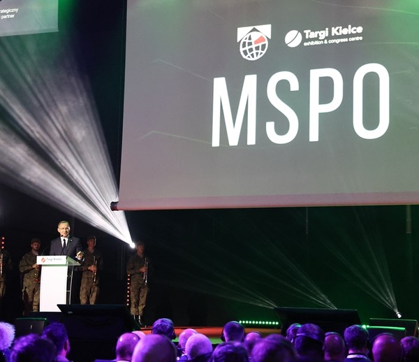 국제방위산업전시회 개막식에 참석한 박 도지사는 대한민국 방산기업들을 격려하기 위해 방문한 안제이 세바시츤 두다 폴란드 대통령과 동행하며 대한민국 방산의 중심지인 경상남도 방위산업의 우수성을 소개했다. (사진=경남도)