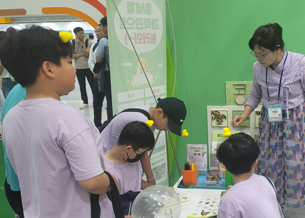 체험 부스에서는 콩체험 교구와 교재를 활용한 ‘콩모양 걱정인형 만들기’, ‘콩밭에는 누가 살까요?’ 스티커 꾸미기 등 실제 콩세계과학관 프로그램을 진행한다. (사진=영주시)