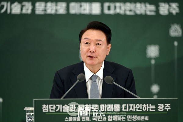 윤석열 대통령은 “민주화의 도시 광주가 이제 첨단기술 도시, 글로벌 문화 도시로 도약해서 대한민국 성장의 견인차가 되어야 한다”고 밝히고 ‘AI, 모빌리티로 미래산업을 선도하는 첨단 기술 도시’ ‘문화로 빛나는 글로벌 문화 허브 도시’ ‘시민이 살기 좋은 활력 넘치는 도시’라는 세 가지 광주의 발전 비전을 제시했다(사진=조용원 기자/대통령실)