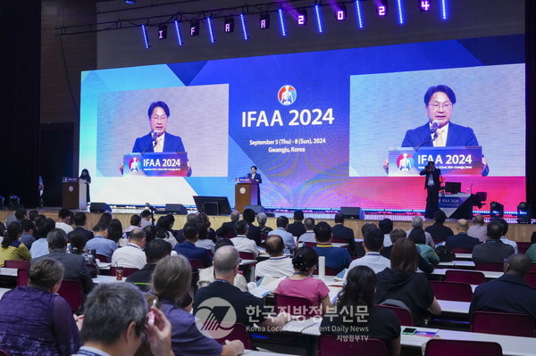 국내 최초로 광주광역시에서 열린 '세계해부학회 학술대회'에서 강기정 광주시장은 “미술의 도시이자 AI중심도시인 광주는 미술의 기초인 해부학에 깊은 관심을 갖고 있다"며 "국가AI데이터센터와 결합된 헬스케어산업을 집중 육성하고 ‘메디-시티'에 도전하겠다”고 밝혔다(사진=조용원 기자/광주시청)