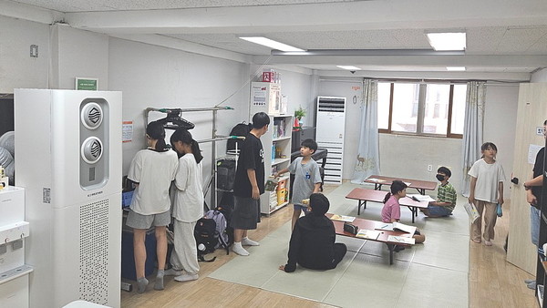 이번 사업은 구가 지역아동들의 건강을 지키고 쾌적한 학습 환경을 조성하기 위해 추진한 것으로, 5개 지역아동센터에 총 7개 스마트 환기청정기를 설치했다. (사진=강북구)