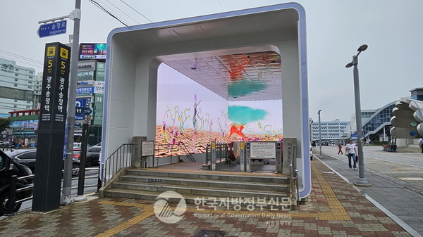 국내 최초로 유네스코 미디어아트 창의도시로 선정된 광주광역시(시장 강기정)는 지난 8월 31일 유네스코 미디어아트 창의벨트 5권역 사업인 광주송정역 ‘빛의 관문’ 사업을 완료하고, 지난 9일 시범 운영에 들어갔다.(사진=조용원 기자/광주시청)