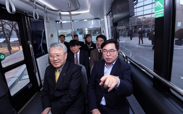박일하 동작구청장이 지난 1월 자율주행 마을버스 업무협약식 후 자율주행 마을버스를 시승하고 있다. (사진=동작구)