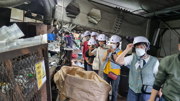 참여자들은 이번 현장투어를 통해 쓰레기 탄생의 순간부터 소멸, 재탄생에 이르는 일련의 과정을 살펴보면서 올바르게 분리배출해야 재활용이 가능함과 나아가 쓰레기 문제에서 가장 근본적 해결책은 일상생활에서 쓰레기 생산을 최대한 줄이는 것임을 느끼며 쓰레기의 일생에 대한 소감과 의견을 나누는 뜻깊은 시간을 가졌다. (사진=대구시)