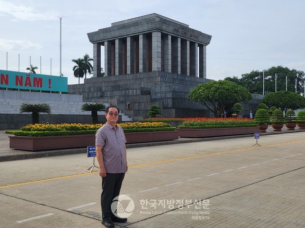 하노이 바딘광장에 위치한 호찌민 묘소. 이곳에 베트남 영웅 호찌민 국가주석이 영구 안치되어 있다.(사진=유정 기자)
