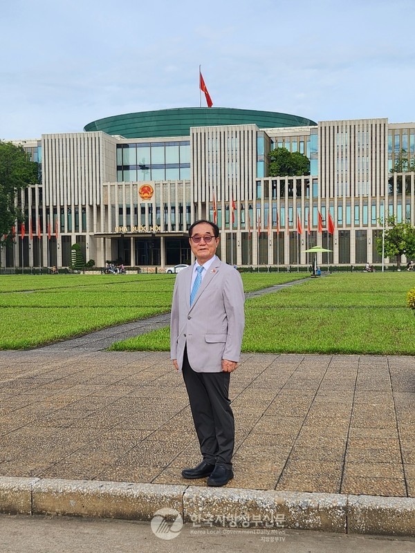하노이 바딘광장에 위치한 베트남 국회의사당 방문 시 기념촬영한 안경환 총장(사진=유정 기자)