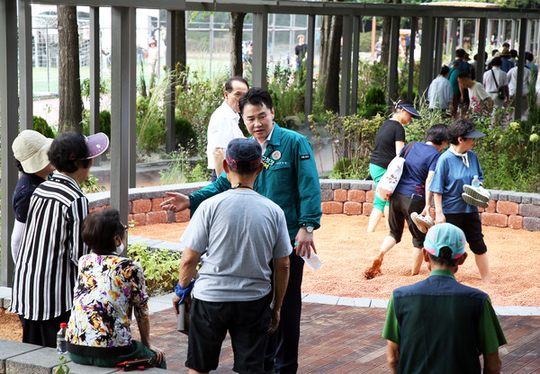 오언석 도봉구청장이 초안산근린공원 황톳길에서 주민들과 대화를 나누고 있다. (사진=도봉구)