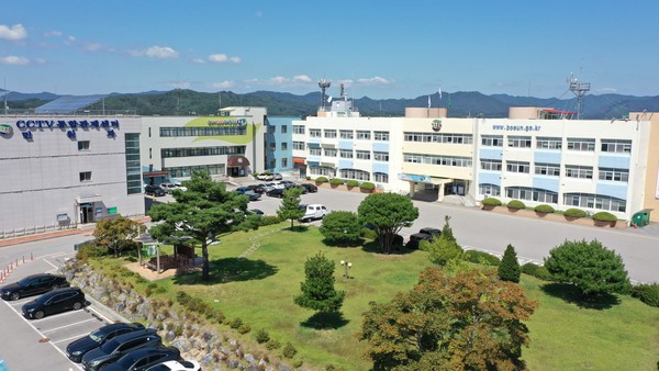 오는 27일 조례 공포 후 관련 조례 개정에 착수해 2025년부터 각종 제증명 수수료 및 보건소 진료비 및 수수료 감면, 여성회관·문화누리관의 시설 이용료에 대한 감면과 농경문화관 대장간 체험료 감면 등을 단계적으로 적용할 예정이다. 보은군청 전경 (사진=보은군)