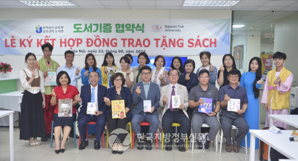 전남도교육청 중부권역 도서관협의회 소속 공공도서관들이 힘을 모아 베트남의 교육기관에  한국도서를 지속적으로 기증 해오면서 베트남에서 일고 있는 한류 확산에 증폭제 역할을 하고 있다.(사진=응우옌짜이대학교)