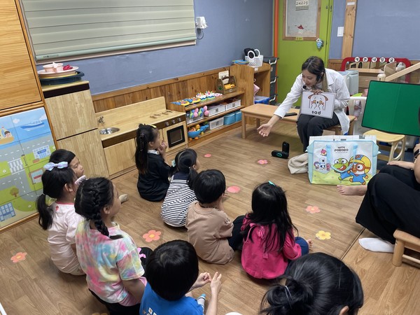 인천 동구(구청장 김찬진)는 인천 최초로 관내 어린이집 대상 ‘원어민 영어교실 딜리버리 서비스’ 운영을 시작한다고 24일 밝혔다. (사진=인천 동구)