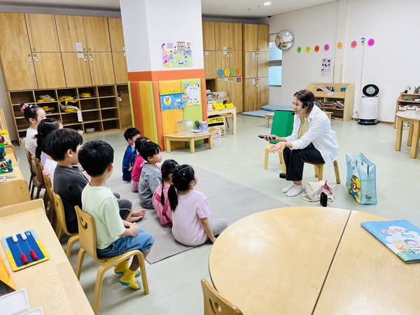 동구는 원어민 영어교실을 통해 아동들이 다양한 영미문화를 경험하여 글로벌 리더로 성장할 수 있는 기반이 되길 기대하고 있다. (사진=인천 동구)
