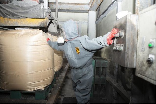 비산재 최종 반출 처리를 위해 작업자가 톤백에 싣고 있는 모습 (사진=인천시)