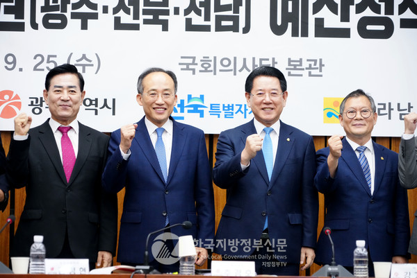 김영록 전남지사(오른쪽 두번째)는 25일 국회에서 추경호 국민의힘 원내대표(왼쪽 두번째)를 만나 산지 쌀값 안정과 전라남특별자치도 설치, 사회간접자본(SOC) 1조 원 이상 확보 등 정책 건의 4건, 법률·제도 건의 4건, 국고 건의 12건의 지역 현안에 당 차원의 협조와 지원을 적극 요청했다. 김화진 국민의힘 국민통합위원장 겸 전남도당위원장(맨 왼쪽)과 정헌범 전남도 기획조정실장(맨 오른쪽)이 배석했다.(사진=조용원 기자/전남도청)