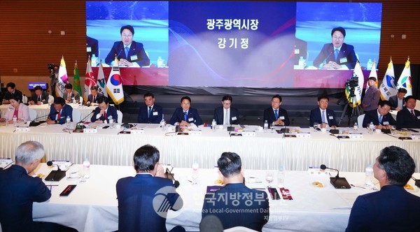 강기정 광주광역시장은 30일 서울 여의도에서 개최된 '영호남 시도지사-국회의원 상생협력회의'에서 “산업화-민주화 도시인 ‘영호남 정치동맹’을 통해 대한민국 지역균형발전을 견인하자”고 강조했다(사진=조용원 기자/광주시청)