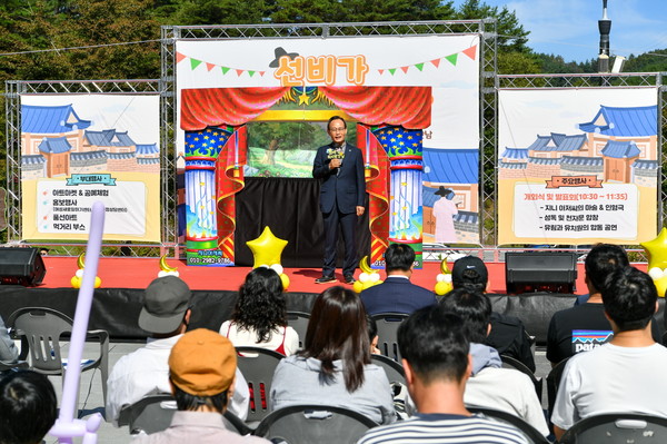 박남서 영주시장은 “자라나는 어린이들이 이번 행사를 통해 유림과 선비에 대하여 긍정적으로 느낀 시간이 됐기를 바란다”며, “함께 해준 영주향교 등 유림단체와 자연유치원에 감사드리며, 앞으로도 ‘선비의 도시, 영주’를 전 세대에 알리기 위해 더욱 노력하겠다”고 말했다. (사진=영주시)