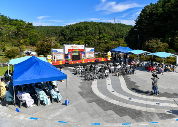 이번 사업은 유림과 유치원이 멘토·멘티를 맺어 유학과 동요를 상호교습하고 성과발표를 함께 진행하는 가운데 세대 간 장벽을 낮추고 서로 간의 이해와 문화 교류를 위해 올해 새롭게 마련됐다. (사진=영주시)