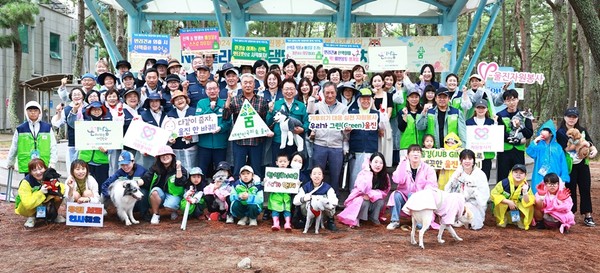울진군은 최근 기성면 구산해수욕장에서 댕댕이가족봉사단, 경북전문대학교 GB대학사회봉사단, 환경·동물 보호 관련 활동가 등 70여명이 참여한 가운데 ‘NO 플라스틱! 댕댕이와 함께 치우개’ 활동을 진행했다. (사진=울진군)