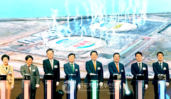 김영록 전남도지사가 민선 8기 역점사업으로 추진하고 있는 1조 4천억 규모의 ‘여수 묘도 LNG 허브 터미널’이 4일 착공함에 따라 여수광양만권의 동북아 LNG 허브 육성에 탄력을 받게 될 것으로 보인다. 김영록 전남지사(오른쪽 네번째), 우동기 대통령직속 지방시대위원장(오른쪽 세번째), 정기명 여수시장(왼쪽 네번째) 등 관계자들이 착공식 퍼포먼스를 하고 있다.(사진=조용원 기자/전남도청)